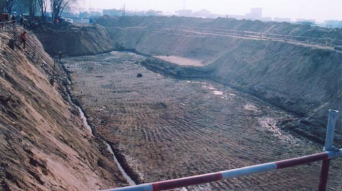 大学和福恒房地产公司共同开发,该工程基础直接持力层为洪积粉质粘土